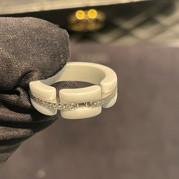 COPY - Chanel Ultra ring in high tech white ceramic and Diamonds - Picture 5 of 6